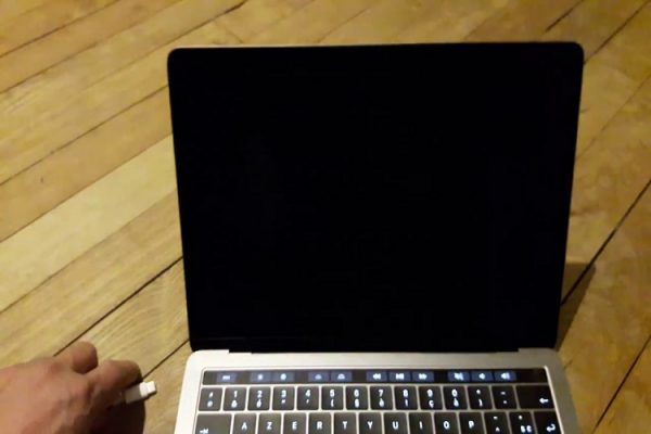 Repair MacBook Pro Black Screen | Dial 042480522 For Mac Support